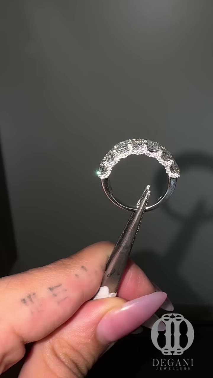 Claw-Set Solitaire — 18k gold · compass prongs