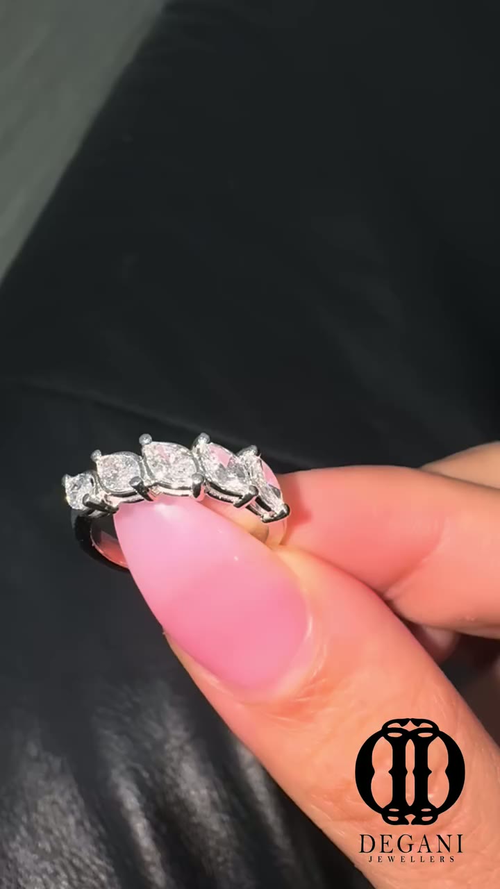 Elowen Solitaire — 18k gold · knife-edge band